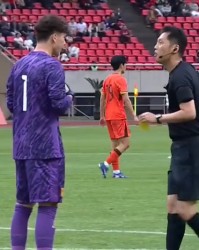U19国足激烈冲突！久尔杰维奇暴怒，杨铭锐遭报复，依合散染黄