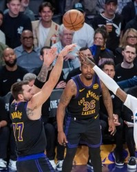 15分+12分+10分！湖人奇兵成3连胜幕后英雄，东契奇：他被低估了